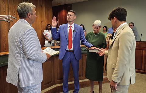 City attorney Ernie Drake swears in Ponchatoula’s new mayor, J. Wesley Daniels, accompanied by his mother, Charlene Branch Daniels, his wife, Brandy, and his children, Isabel and Byron (Tangi Times Photo)