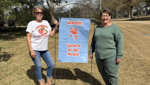 Darnell Kimber, Gardenettes chairman, presents Garden of the Month honors to Beth Morris, River Oaks Subdivision, for her outstanding landscaping. (Courtesy photo)