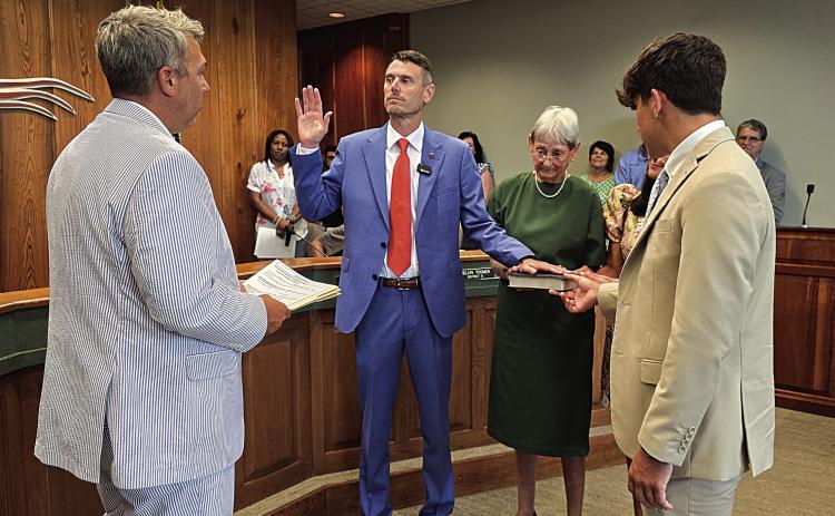 City attorney Ernie Drake swears in Ponchatoula’s new mayor, J. Wesley Daniels, accompanied by his mother, Charlene Branch Daniels, his wife, Brandy, and his children, Isabel and Byron (Tangi Times Photo)