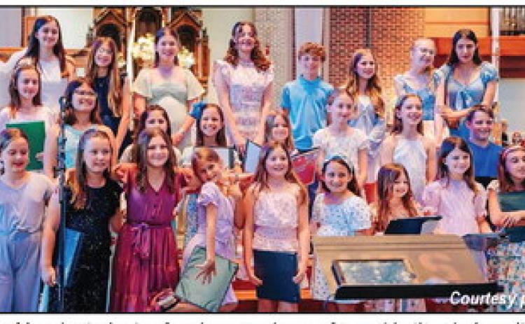On May 1, students of various grades performed in the choir recital